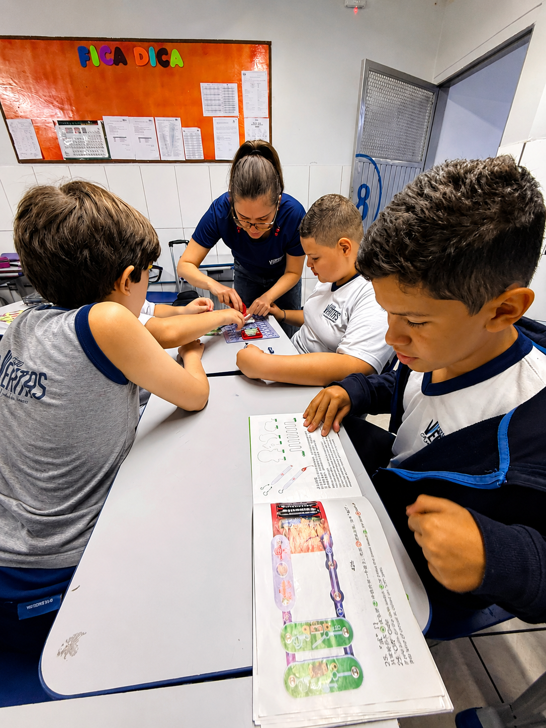 Alunos do Colégio Veritas montando circuitos em aula prática de robótica com a professora