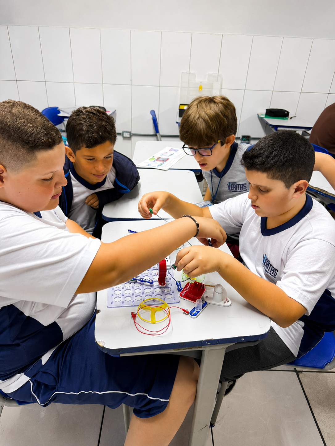 Alunos do Colégio Veritas montando circuitos elétricos em aula de tecnologia
